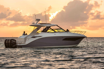 Sea Ray Sundancer 320 Outboard